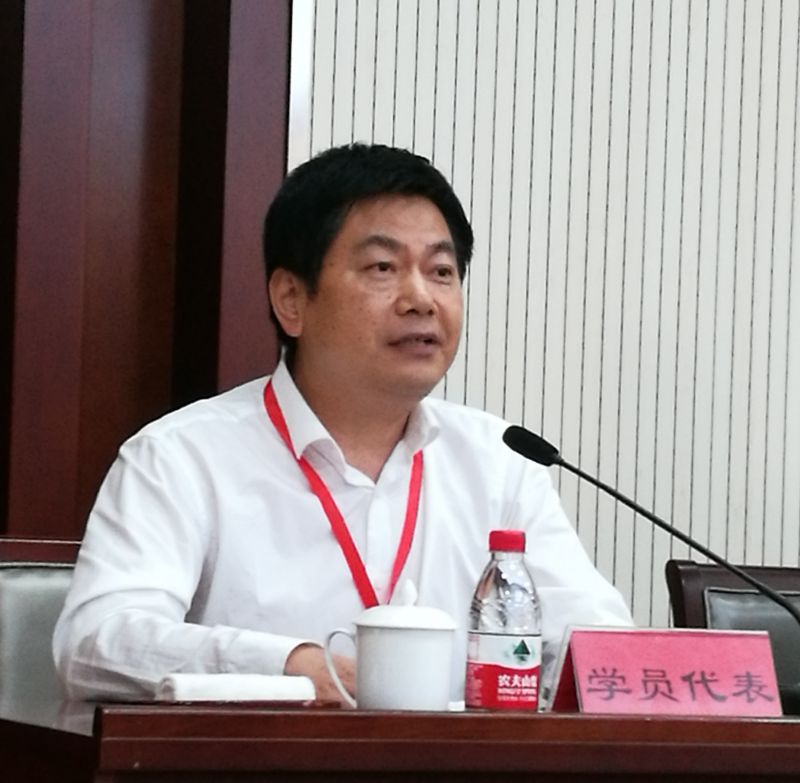 四川現(xiàn)代教育集團蘇華在中央社會主義學(xué)院民主黨派干部進修班結(jié)業(yè)典禮上發(fā)言.JPG